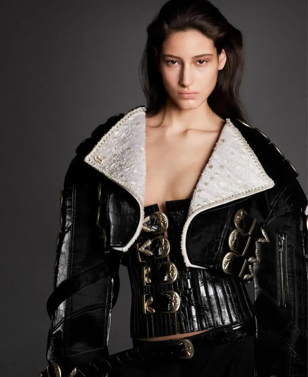 Veja a imagem Luiza Perote by Mert Alas Marcus Piggott for M Le magazine du Monde March 2024 1