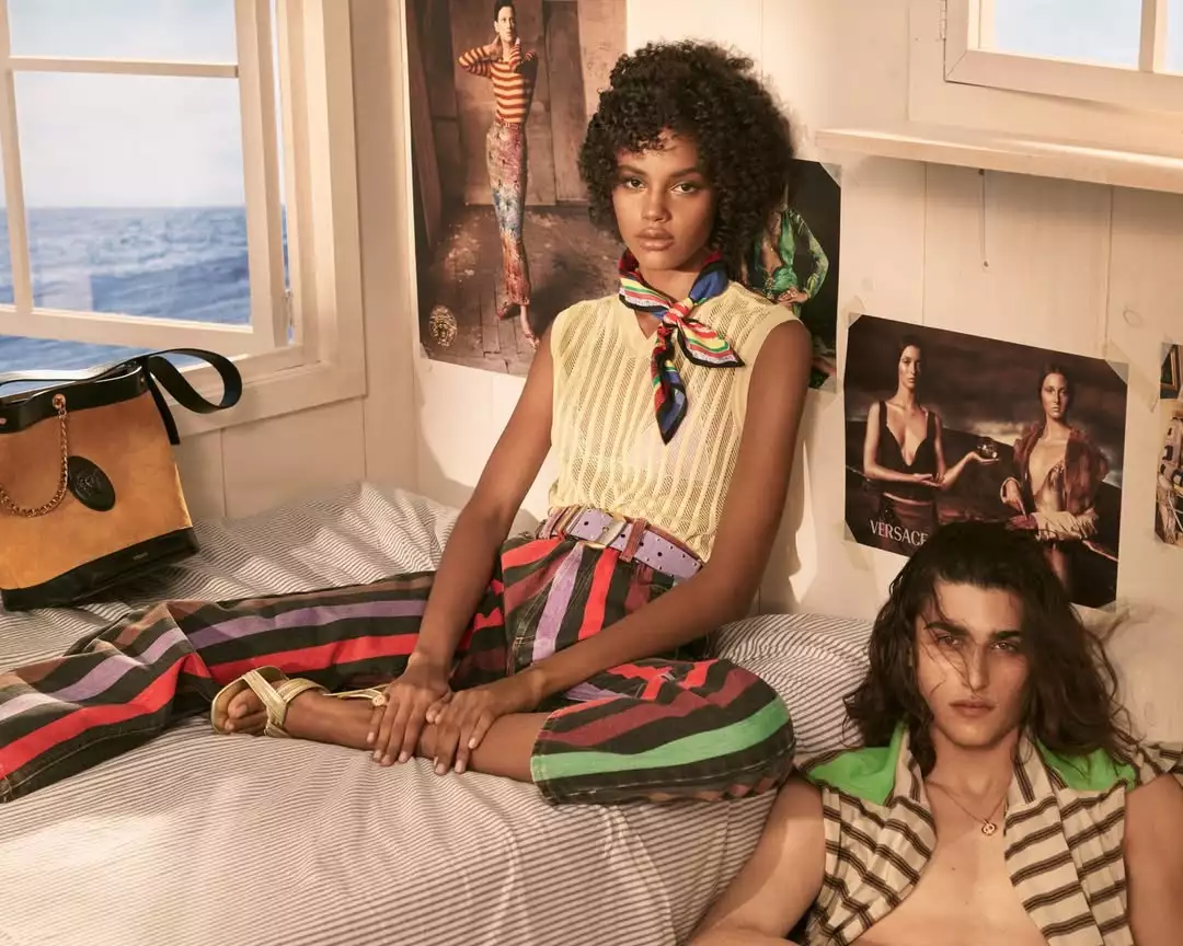 Veja a imagem Versace unveils La Vacanza 2026 campaign Versace Obsessed. A dialogue between past and present