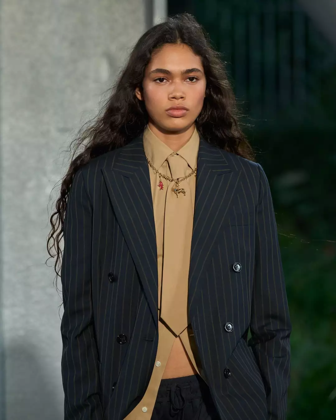 Spring-Summer 2027 in detail.The palette is grounded in neutral tones, with vibrant pops of colo